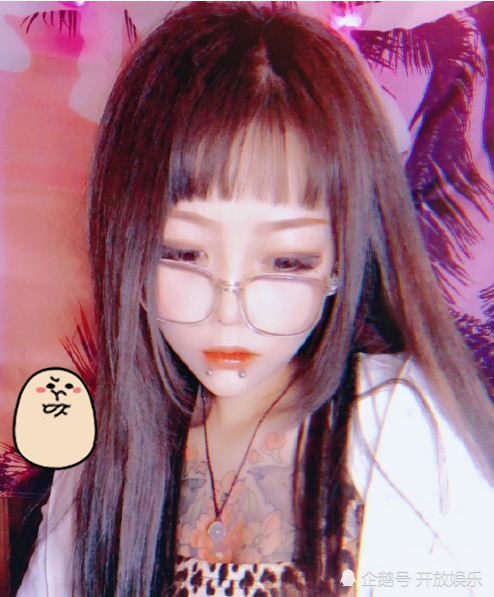 顾茜茜微博晒出自拍,却不料被眼睛抢镜,这是有两个瞳孔?