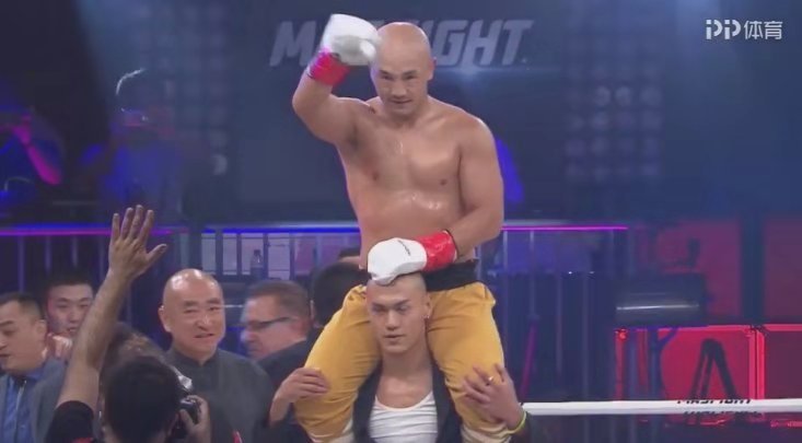 一龙ko崔洪万获胜拳迷:不穿黄色僧裤赢不了
