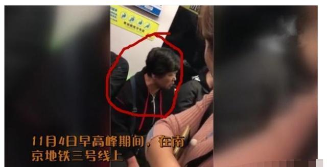 大妈让男子坐过去,男子怕挤到小孩没理,大妈大骂:小孩是你爹?