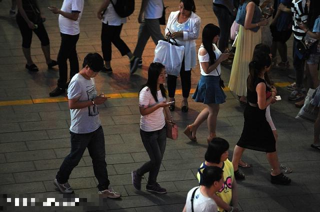 事故频发放下手机,抬头看世界