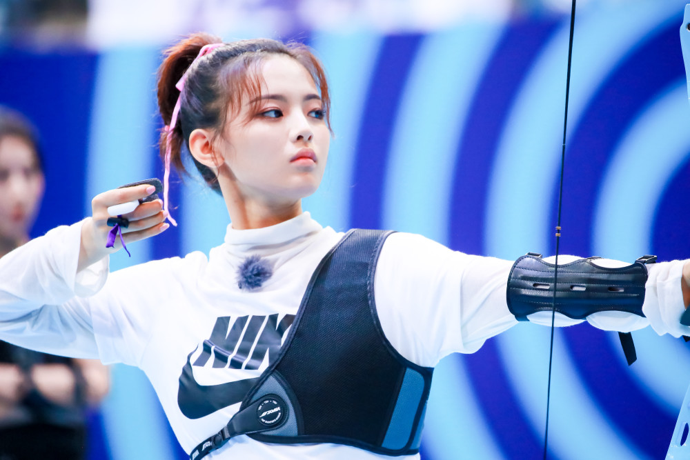 大家所熟知的杨超越妹妹,因为在预赛时闭眼射箭进决赛,又一次坐实了