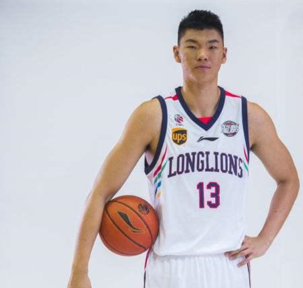 范子铭从小就开始接触篮球,算是出生于篮球世家,在他十五六岁的时候