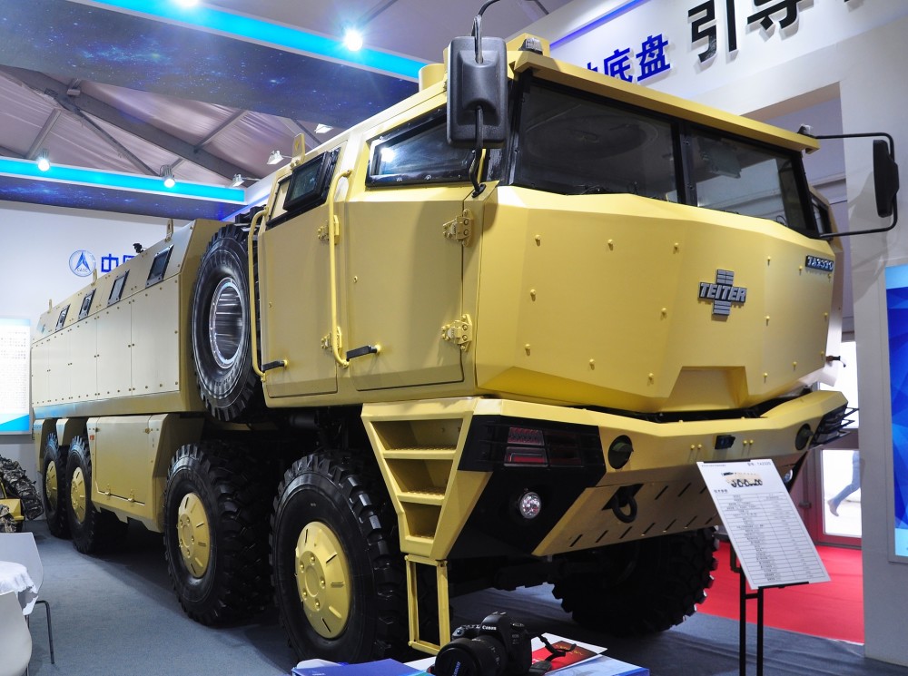 一辆体形高大威猛的新式重型高机动防护型通用运输车---"泰安"ta2320