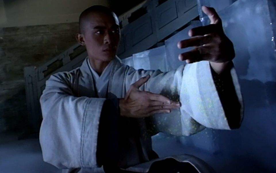 虚竹一开始只是少林寺的一个普通弟子,天资不算好,武功也不高,是引不