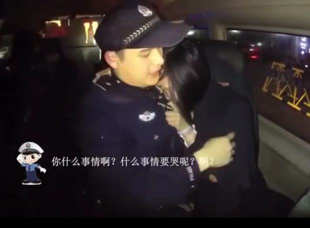 女子因失恋轻生 被救后抱帅气警察不放 网友 在一起