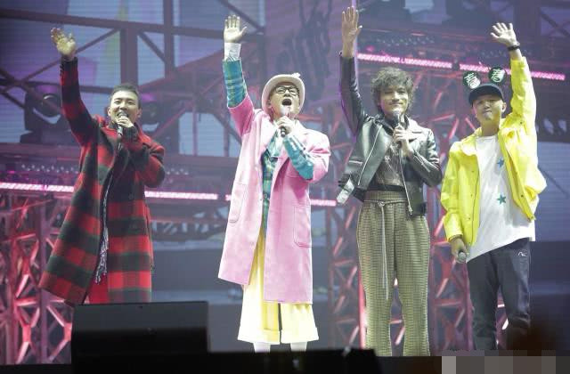 陈小春成都唱鹿鼎记主题曲,以示悼念金庸先生