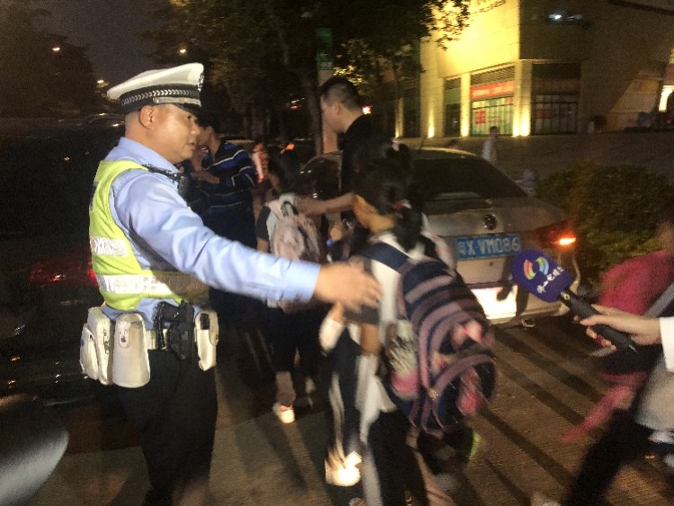 惊心!顺德一9座面包车塞进17名学生