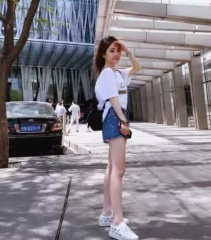 内增高排行_张曼玉穿“大红”连衣裙真耀眼,搭配内增高休闲鞋,随性却很气质