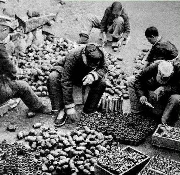 八路军士兵和当地百姓正在制作手榴弹