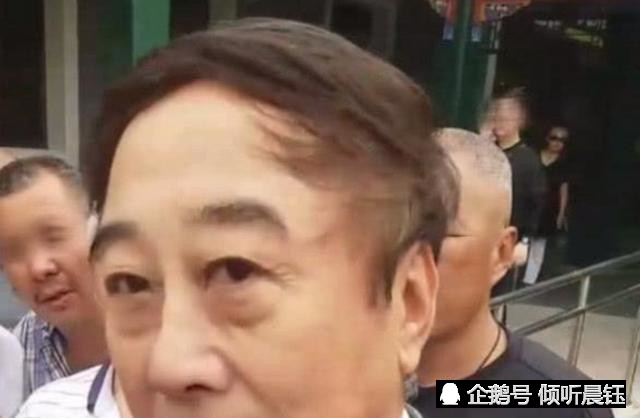 馮鞏34歲兒子近照,幾乎和父親長得一模一樣,卻沒有能子承父業