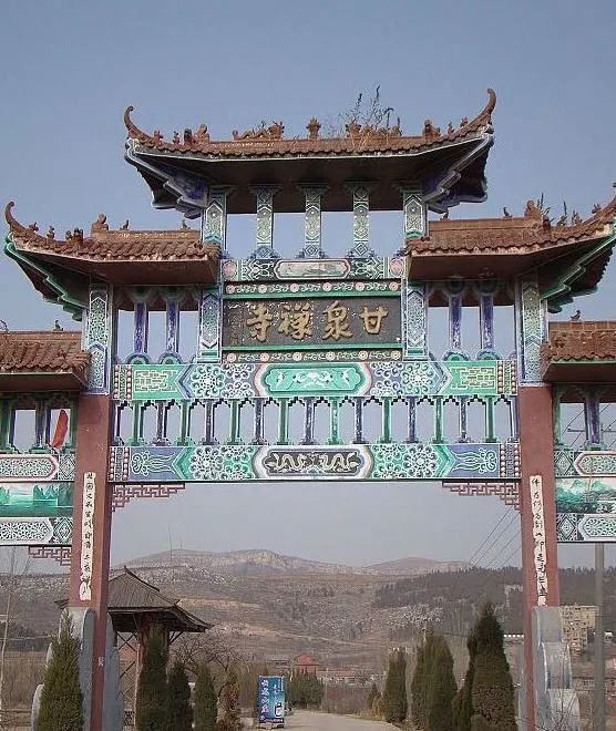 甘泉寺位于山东省枣庄市卓山北侧,因寺中甘泉而得名.
