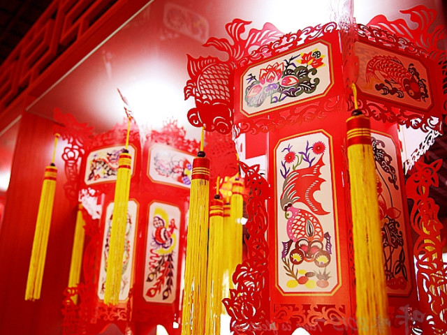 皇宫里的奢华灯笼用绢纱或玻璃做成手工制作工序复杂