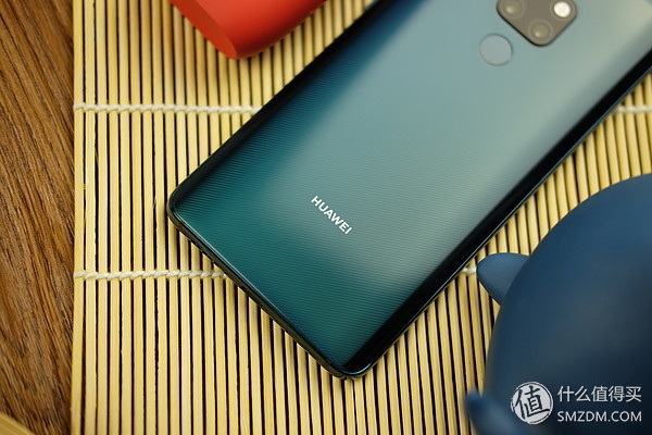 华为Mate20翡冷翠轻评测:这颜色很有气质