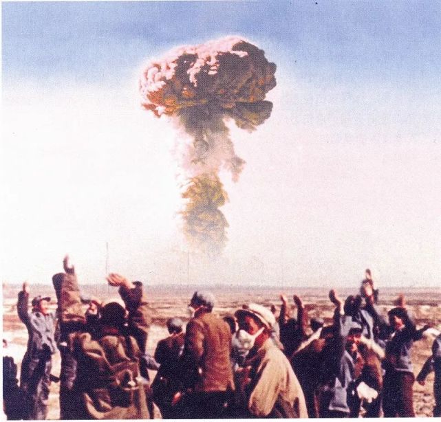 我国第一颗原子弹爆炸成功时，激动的科研工作者