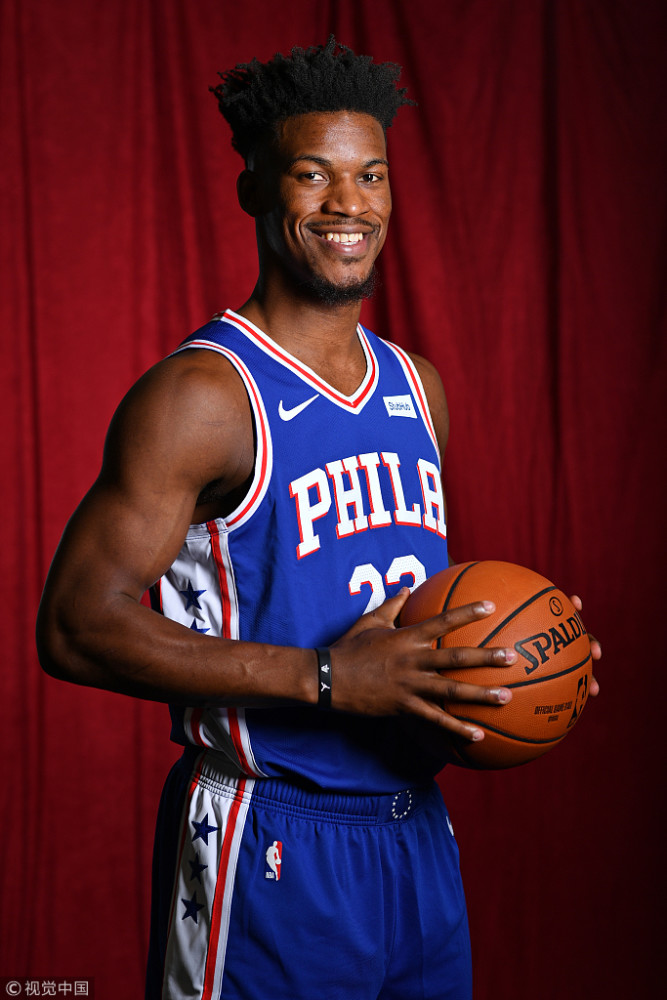 巴特勒出席76人发布会面带微笑心情大好