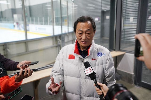 11月13日,北京市花样滑冰队顾问姚滨接受记者采访——新华社记者鞠焕