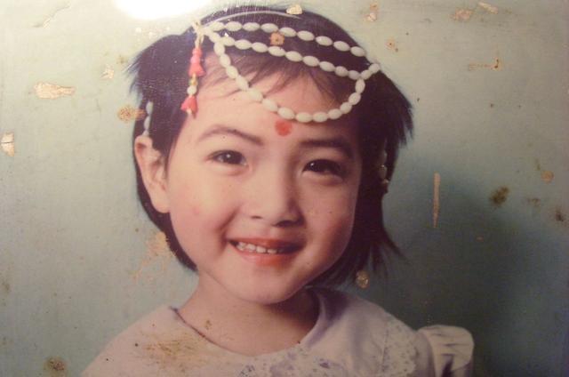 万茜晒出女儿正面照,大眼睛长睫毛萌翻了,像极