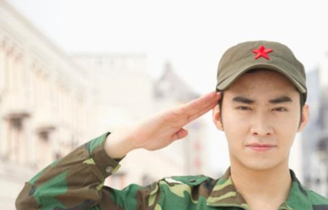 师长见到市长要敬礼吗两者谁的官衔更大部队里有明确规定