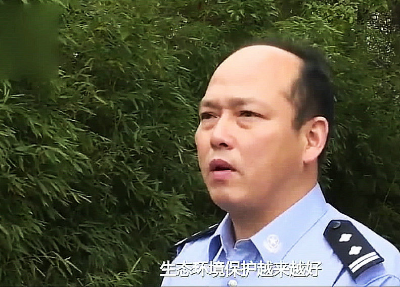 首次发现,湖州村民溪流捕鱼,捡到一条四脚大鱼