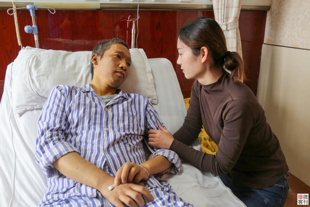 百万治疗费让小伙放弃换肝 丈夫愁白头漂亮妻
