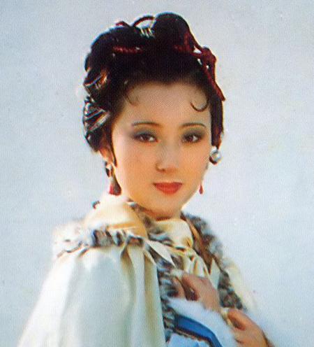 《红楼梦》:海棠诗社咏白海棠,林黛玉拿什么拔