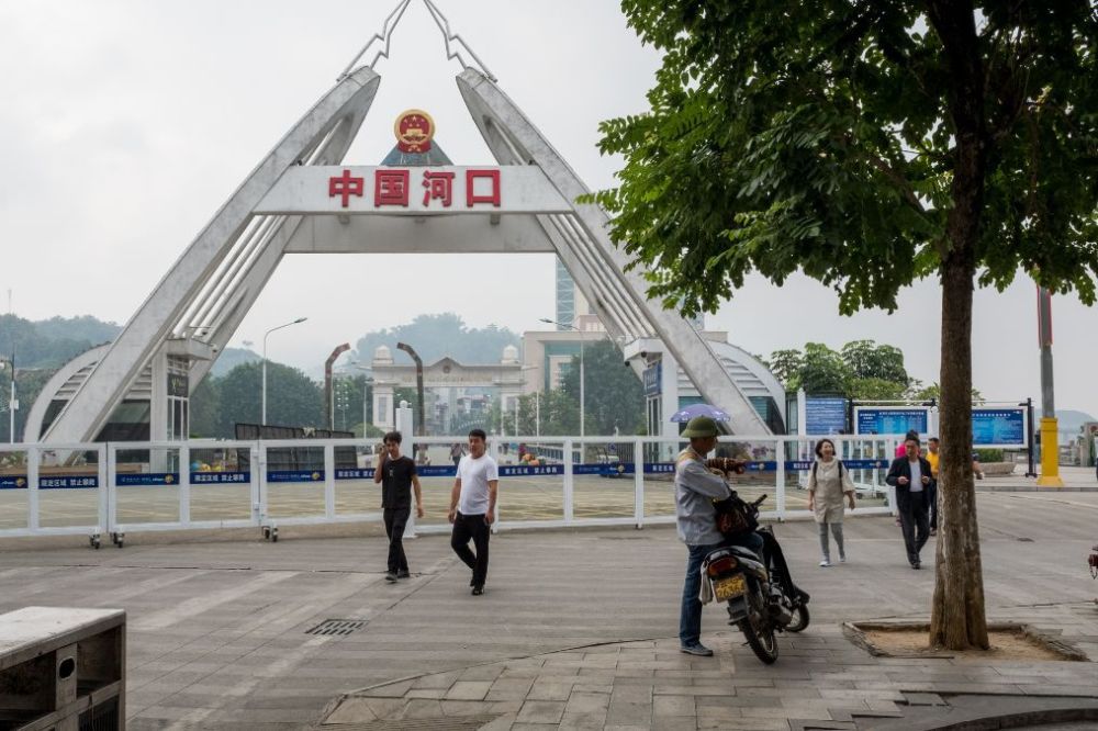云南河口中越口岸实拍:一年五百万吨,看越南人