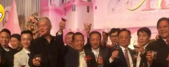 澳门传奇崩牙驹嫁女儿,吴孟达现身婚宴祝福,