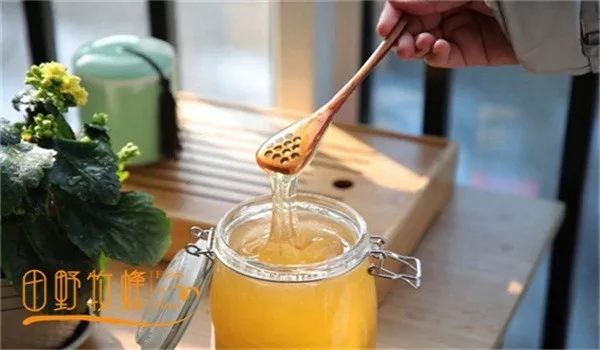 蜂蜜对喉咙有好处吗 喉咙不舒服可以喝蜂蜜水吗