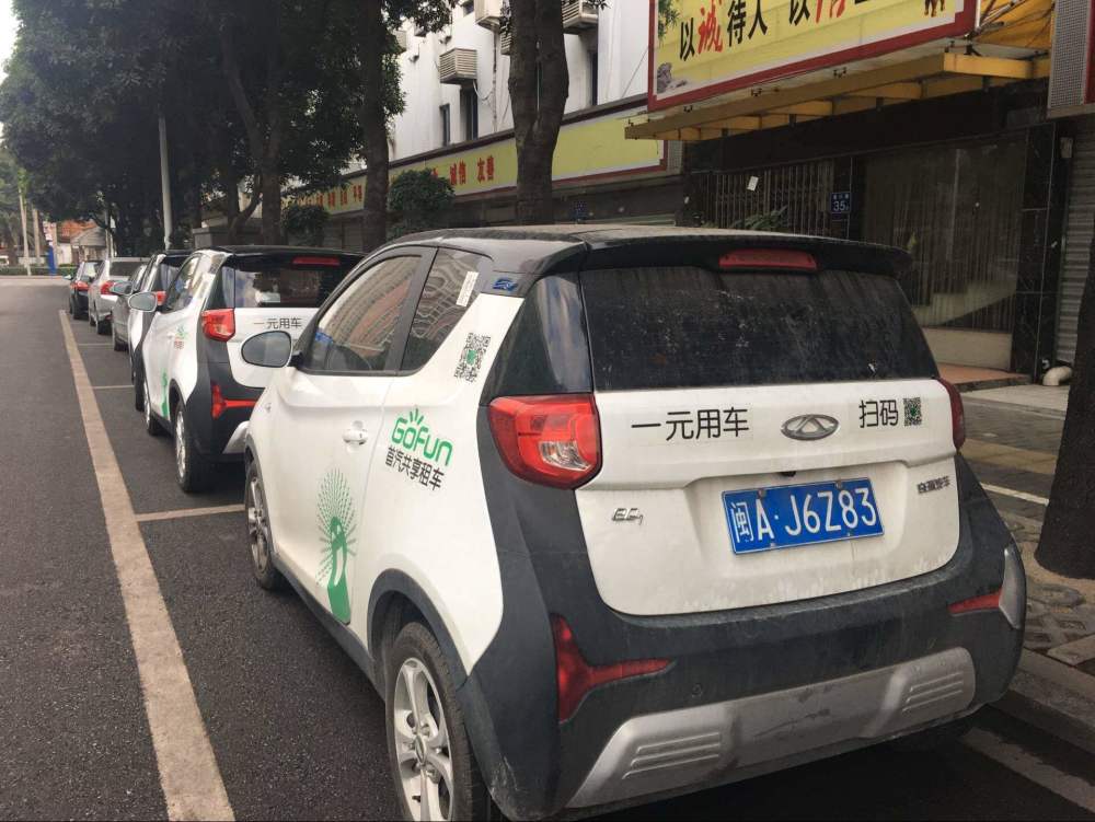 3,减少污染:除了一些汽车是烧油车,其它大多为电动车;这一点主要还是