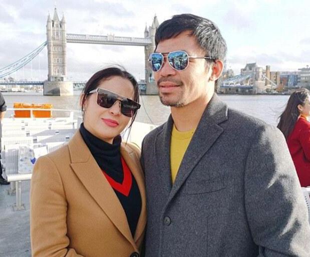 照片中帕奎奥与妻子身着冬装戴着太阳镜站在伦敦塔桥前的游船上,十分