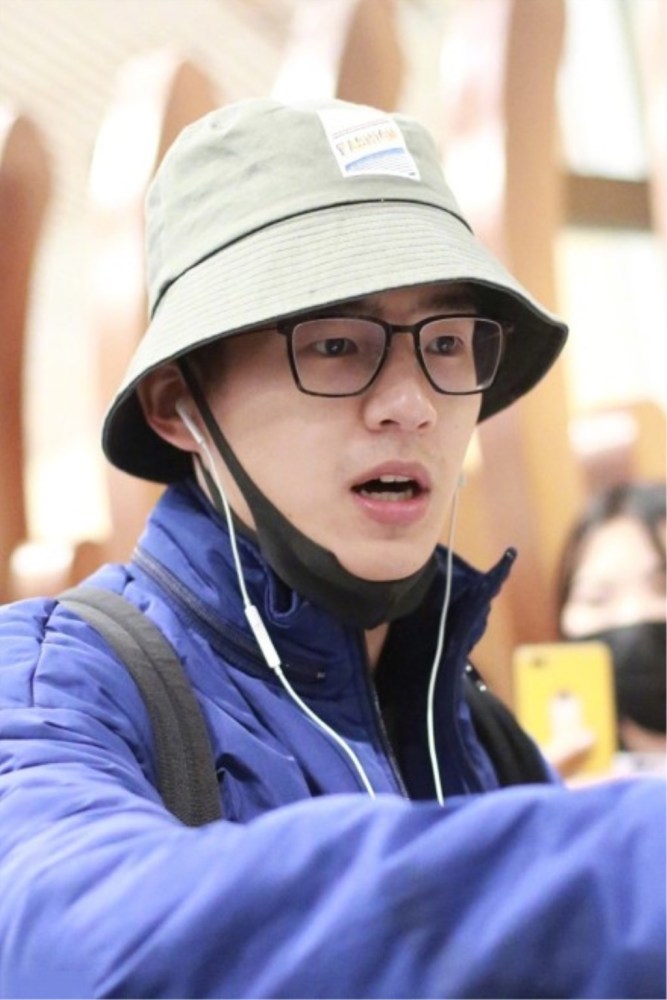 刘昊然现身机场,穿羽绒服秒变"小矮人",真是保暖又帅气
