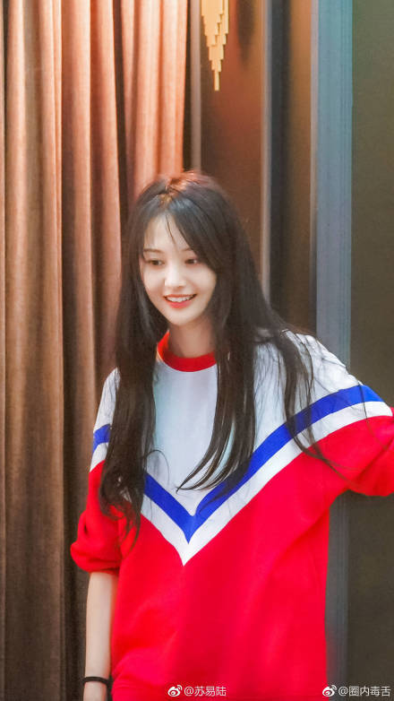 郑爽街头抽烟,男友靠近她竟翻白眼,网友:很社会