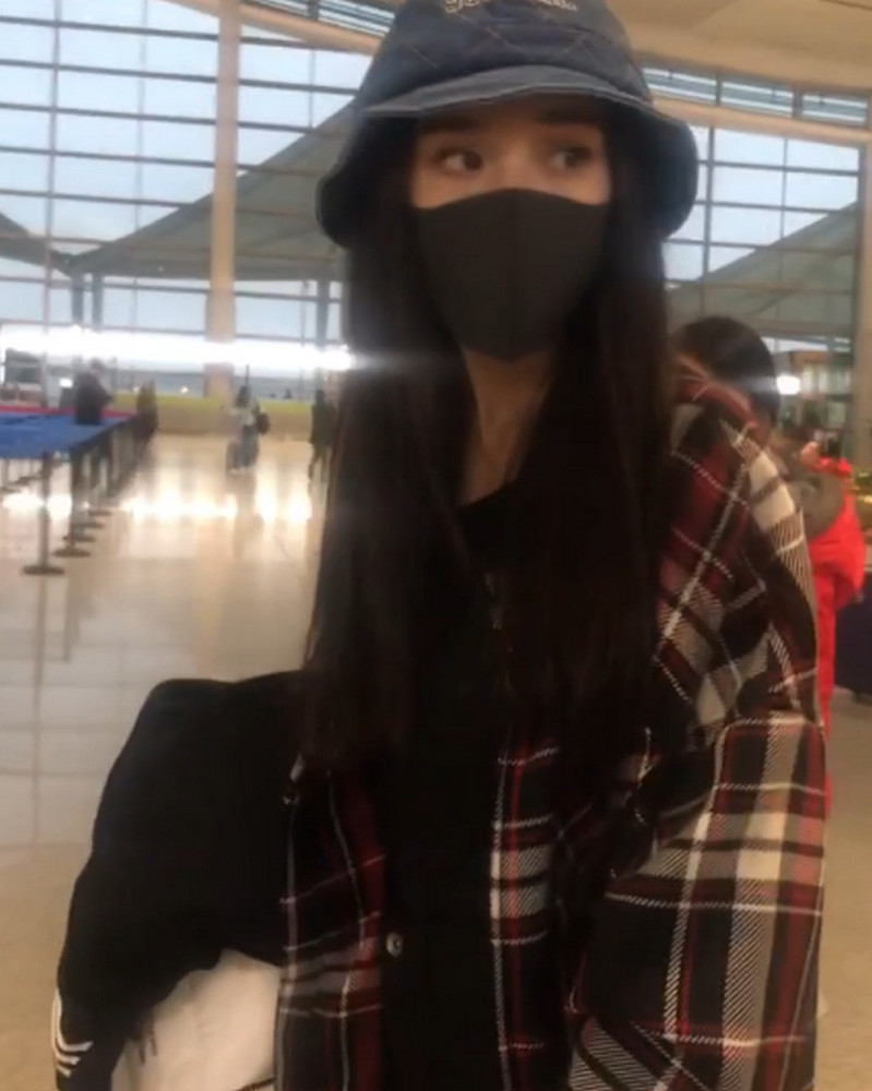 杨幂低调现身机场 离开PS身材依旧抢镜