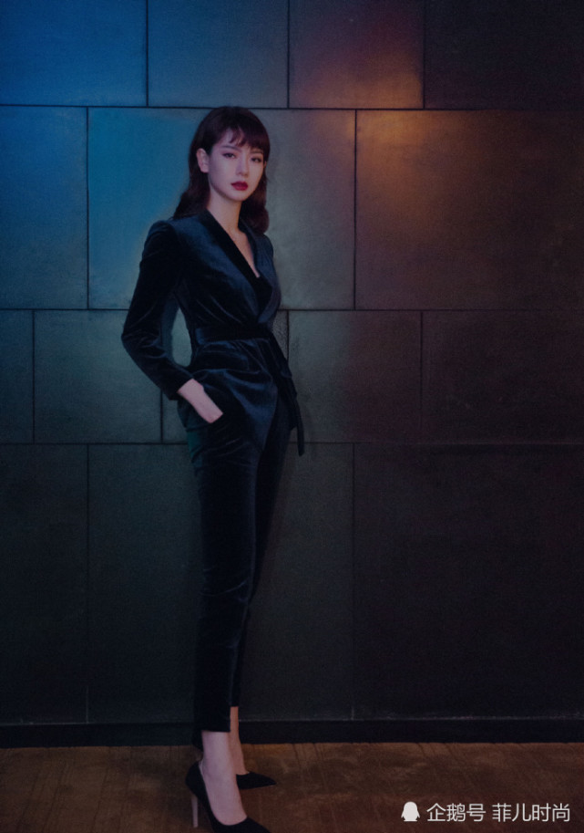 戚薇这一身很猛!皮裙都快被撑炸了,胯部是大写的服气!