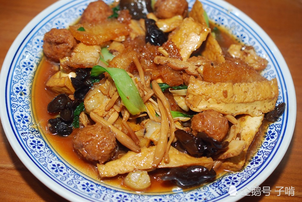 老陕的烧三鲜有十来种食材 满满一大盘28元绝对实惠