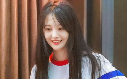 郑爽抽烟被拍,这是与男友吵架网友心疼爽妹子