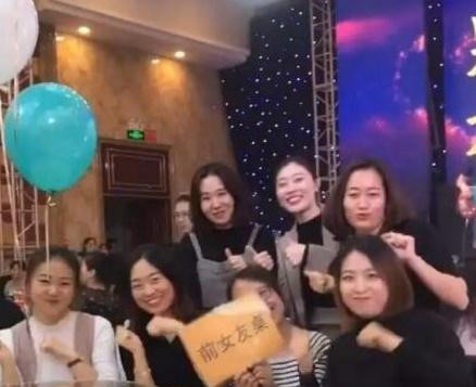 新郎酒席上设"前女友桌",看到前任颜值后,网友新郎泡妞厉害