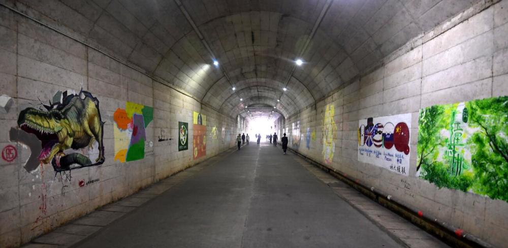 地大隧道壁画 记者李子云 摄地大隧道位于中国地质大学(武汉)校内