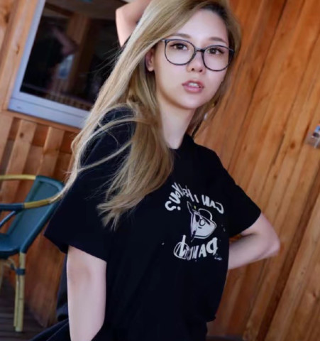 最美吃鸡主播米兰,写真照圈粉百万,网友:球王