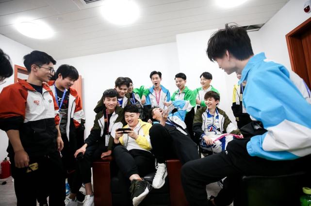 KPL常规赛收官!初代选手在落寞中怀念 解说:吐