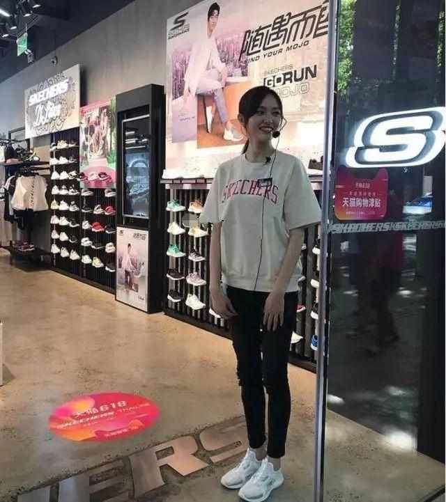 路人拍照下的女星有多瘦:baby瘦出排骨胸,她瘦得像平板