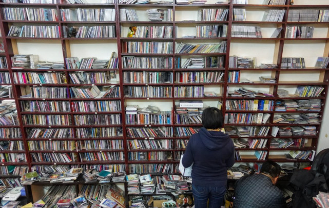 上海最后的私营唱片店即将歇业,大批顾客抢购打折碟片!