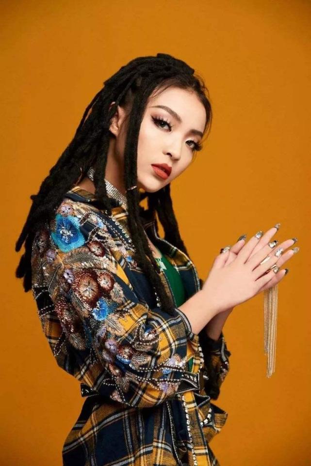 微博發文vava23三歲的女rappervava,在獲獎感言說