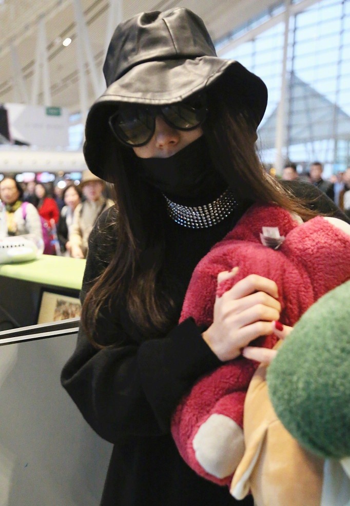 迪丽热巴毛衣领子镶钻闪瞎眼,看到裤子的瞬间