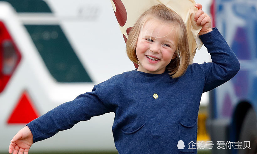 乔治小表妹米娅超可爱,神似童年安妮公主,吐舌