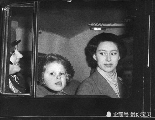 乔治小表妹米娅超可爱,神似童年安妮公主,吐舌