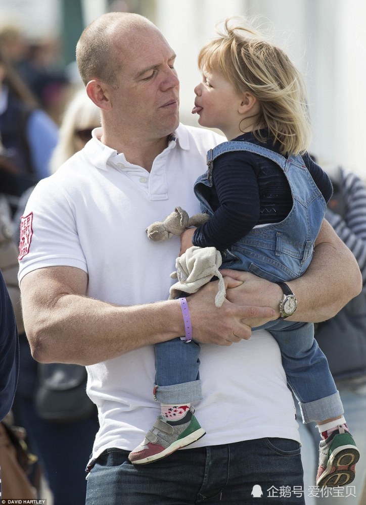 乔治小表妹米娅超可爱,神似童年安妮公主,吐舌