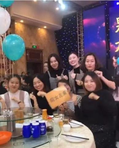 婚礼上惊现前女友桌,看到新郎前任颜值后,网友人生赢家