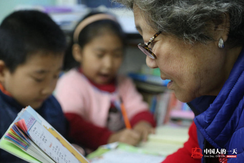 73岁奶奶小屋里办托管班 不会英语却教出20多