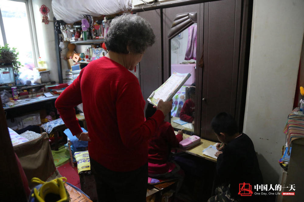 73岁奶奶小屋里办托管班 不会英语却教出20多